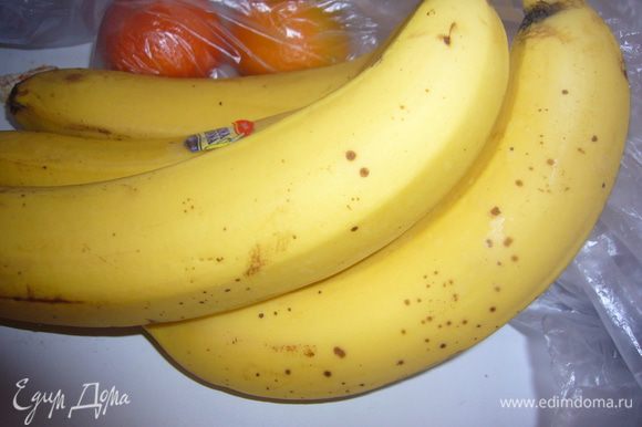 нарезать бананы дольками