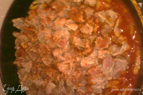 Добавляем томатный соус,чуть притушиваем,выкладываем желудки,посыпаем солью,паприкой красным перцем,обжариваем мин.5