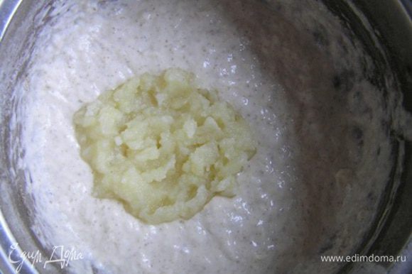 Вернемся к тесту. После 10 шага из рецепта http://www.edimdoma.ru/recipes/33095 к опаре добавить соль, растительное масло, оставшуюся муку, перемешать и добавить 200 г картофельного пюре,