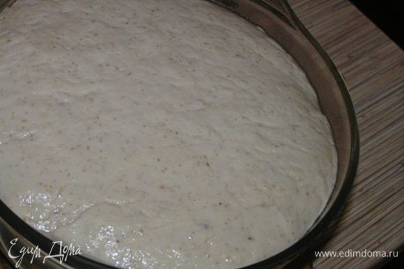 Через 3-4 часа тесто увеличится почти вдвое - можно выпекать. Духовку разогреть до 240*С выпекать хлеб 30 минут, затем снизить температуру до 200*С и выпекать еще 10-15 минут до румяного цвета.