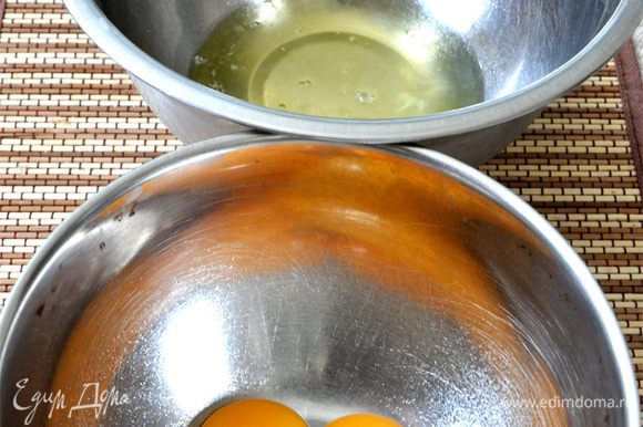 Разделенные яйца на белки-желтки