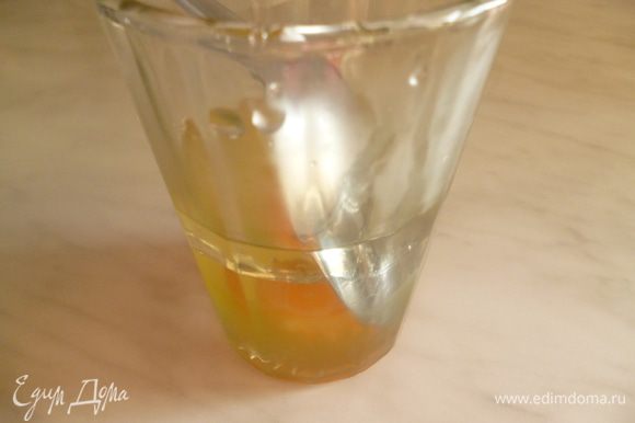 В 200-грамовый стакан разбить яйцо,добавить растительное масло и уксус.