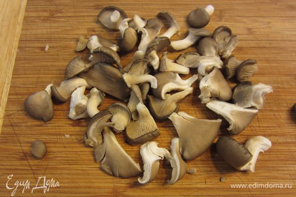 Почистите грибы, порвите их руками на довольно крупные куски, маленькие грибы можно оставить целыми.