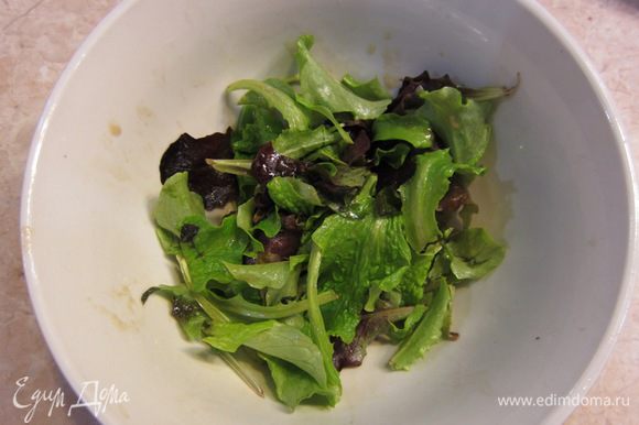 Положите салат в отдельную емкость. Плесните четыре чайные ложки соуса и хорошо перемешайте салат руками. Попробуйте салат, долейте соус, если необходимо.