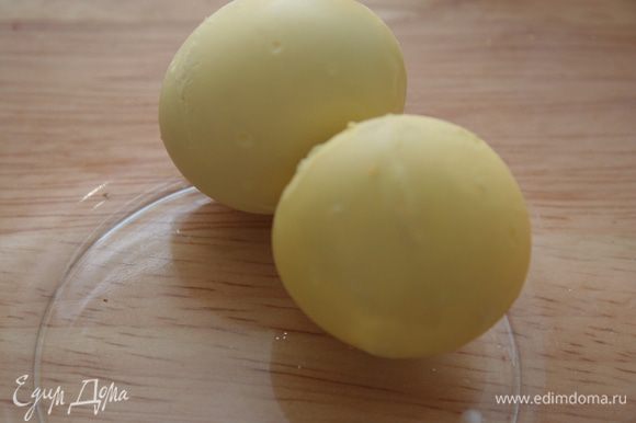 Отвариваем яйца, остужаем, извлекаем желтки. Белки можно впоследствии использовать для подачи.