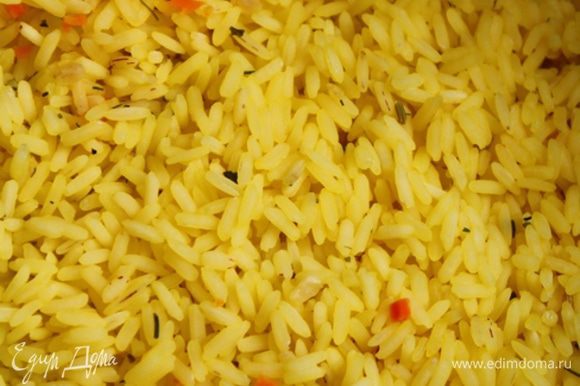 Рис нужно варить до полуготовности. Минут 10. Потом слить воду. такой вот красивый ароматный желтый рис получается.