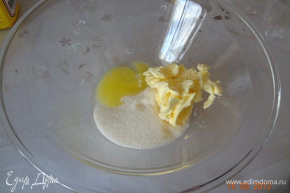 Отделить желток от белка и соединить с песком, добавив размягченное сливочное масло.
