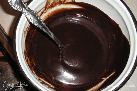 Шоколад ломаем на куски и вместе со сливочным маслом растапливаем на водяной бане.