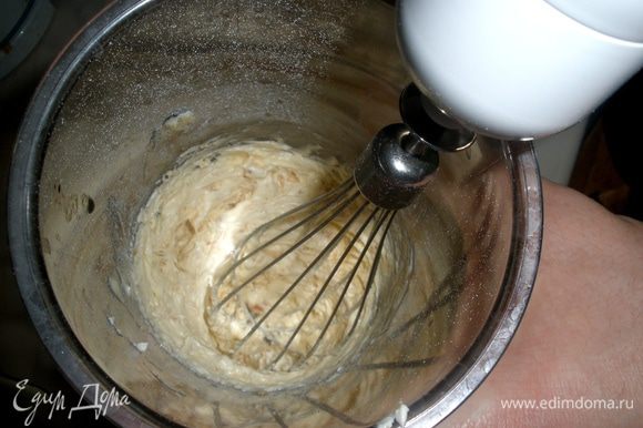 Для крема взбитьсливочное масло с сахарной пудрой добела. Добавить коньяк и отложенную абрикососвую массу, перемешать и подавать к кексам!