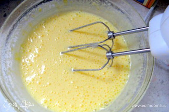 Взбивать яйца с сахаром, пока они не посветлеют и не превратятся в пену.