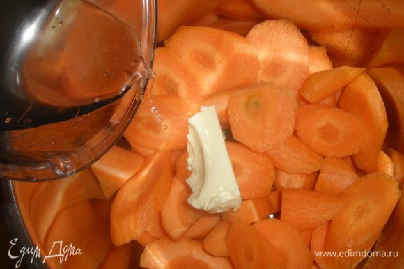 Выложить нарезанную морковь в кастрюлю, добавить масло, воду, соль и перец. Довести до кипения, а затем накрыть крышкой и тушить около 20 минут. Морковь должна стать мягкой. Если этого не произошло - то нужно немного увеличить огонь и открыть крышку. Жидкость должна практически полностью впитатся морковь.