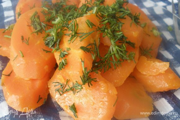 В результате получается удивительно ароматная, покрытая легкой маслянной пленкой морковь. Добавить порубленную зелень, еще подсолить и поперчить и можно подавать!