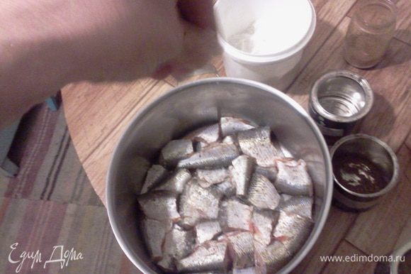 Достаём рыбу, промываем, снова складываем слоями при этом перекладываем каждый слой луком(нарезаным колечками) и заливаем 5% уксусом и оставляем на ночь.