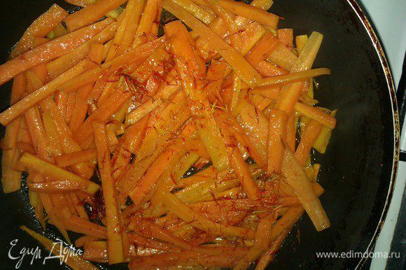 Морковь (и болгарский перец, к сож. у меня не было. Обычно я его использую) порезать тонкими ломтиками. На растительном масле обжарить с щепоткой шафрана. До красивой корочки. Затем добавить немного водички и потушить до полуготовности.