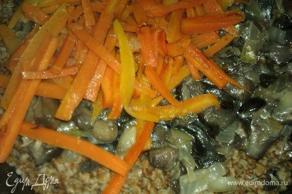 Гречку с солью прокалить на сковороде или в сотейнике, постоянно помешивая. Минут 5. Затем залить грибным бульоном с травами и специями, закрыть крышкой. На медленном огне готовить минут 10. Затем открыть крышку, выложить на гречку грибы с луком, сверху морковь. Добавить 3/4 чашки бульона (если остался) или воды, снова закрыть крышкой и готовить еще минут 10.