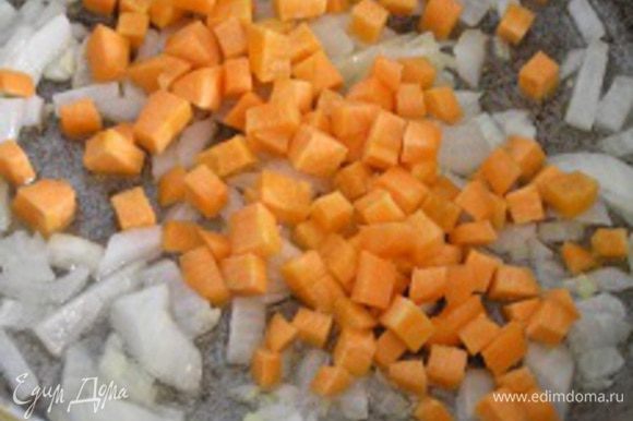 Луковицу нарезать, обжарить в небольшом количестве масла, добавить нарезанную кубиками морковь,