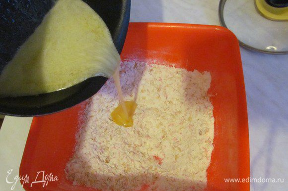 Перемешайте сахар с хлопьями,кокосовой стружкой и мукой в большой миске. Влейте масляный сироп.