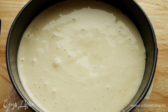 Для приготовления бисквита взбить яйца с сахаром добела.Добавить мёд.Смешать муку с разрыхлителем и солью.Соединить все ингредиенты.Выпекать в разъёмной форме d=24-26 см,застеленной пергаментом,при t 180*С до готовности.Остудить,срезать хлебным ножом 1-1,5см по диаметру или воспользоваться разъёмной формой большего размера.Разделить корж на две части.