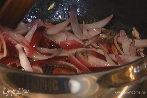Разогреть в сковороде 1 ст. ложку оливкового и сливочное масло и обжарить лук до карамельного цвета.