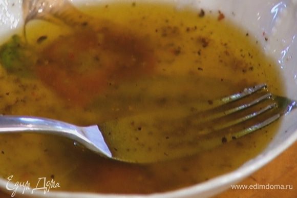 Приготовить заправку: 2 ст. ложки оливкового масла соединить со свежемолотым перцем, морской солью, лимонным соком и медом, перемешать.