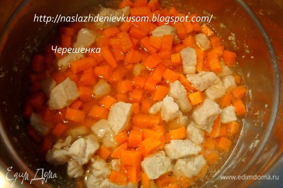 После того, как курица потушилась, добавьте к ней морковь и снова доведите до кипения на сильном огне. Тушите без крышки, пока вода полностью не испарится (минуты 3–4), теперь добавьте растительное масло, перемешайте и влейте 3–4 ст. л. воды. И хотя морковь мы не пассируем, а тушим, при взаимодействии с растительным маслом она отдаст блюду свой красивый цвет и рагу получится насыщенным и красивым. Доведите до кипения, закройте крышкой, поставьте на самый маленький огонь и тушите 5 минут.