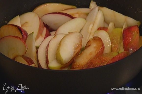 Разогреть в сотейнике сливочное масло, выложить яблоки, присыпать оставшимся сахаром и дать им закарамелизироваться, слегка помешивая, так чтобы яблоки не развалились.
