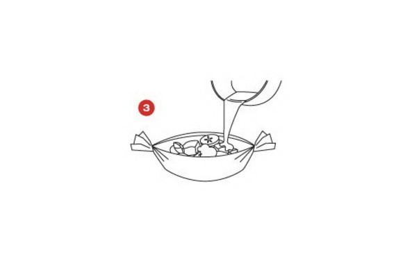 Нагреть оливковое масло и жидкость от вяленых помидоров в сковороде, вмешать сахар, подрумянить чеснок и лук-шалот. Добавить помидоры и изюм, приправить солью и перцем по вкусу и немного подержать на медленном огне.