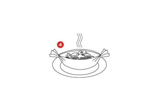 Прибавить к томатной смеси шпинат и щепотку мускатного ореха, разложить на порции на 4 листа формата А3 кулинарной бумаги SAGA. Сверху положить рыбу и сделать лодочки SAGA. Готовить в духовке, предварительно разогретой до 180°C (200°C) примерно 10 минут.