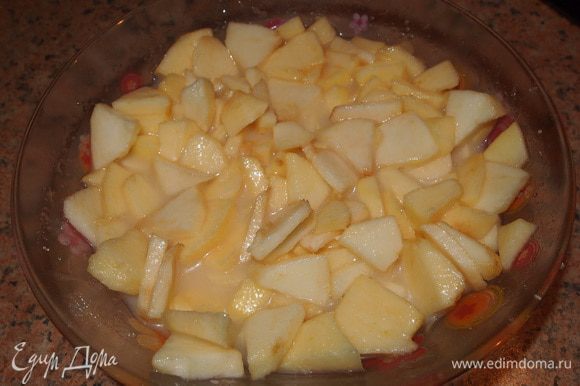 Нарезанные яблоки залить сливочной смесью. Оставить 4 ст.л. смеси для заливки украшения в центре торта.