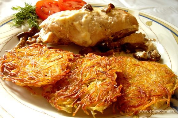 Выложить на тарелку филе,полить его сливочным соусом с грибами.Добавить рёсти и свежие овощи.Приятного аппетита!