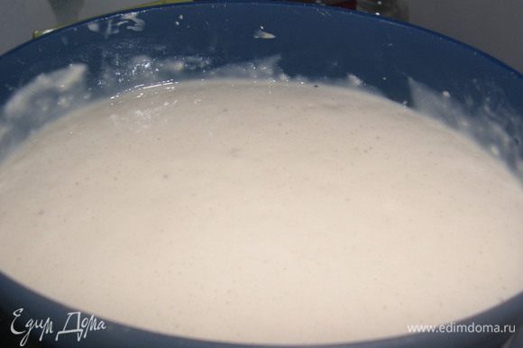 В небольшом количестве теплого молока распустить дрожжи, добавить немного сахарку, и муки, размешать и оставить опару на 5 минут.