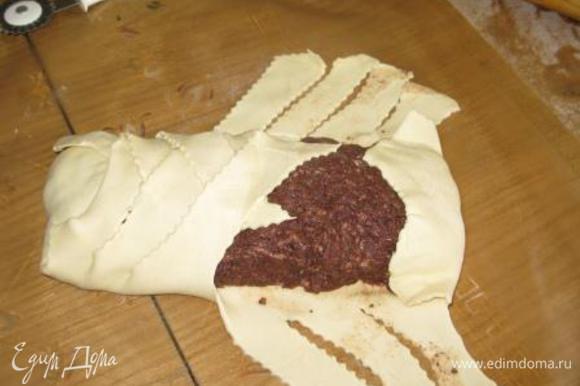 Складывая полоски внахлест, сделать рулет (У Людмилы в рыбном пироге показано как это делается http://www.edimdoma.ru/recipes/33043. Спасибо!)