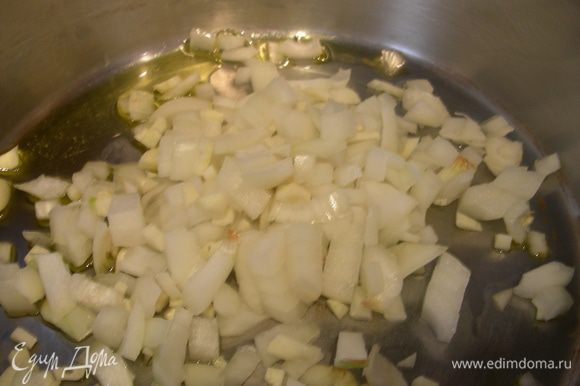Лук и чеснок мелко режем. В кастрюле разогреваем масло и обжариваем лук минуты 3, затем добавляем чеснок, готовим еще 1 минуту.