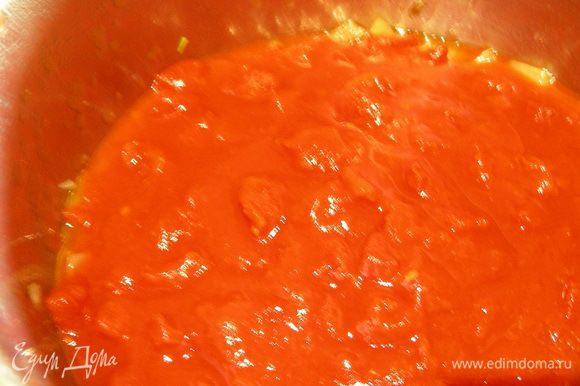 Добавляем томаты с соком и бульон. Солим, перчим, доводим до кипения.