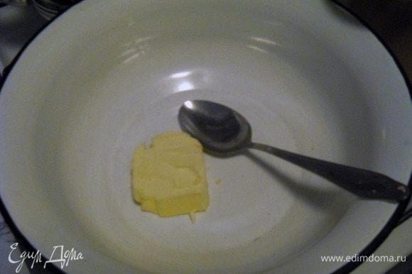 Перед тем как выкладывать готовые вареники с нашей пароварки в миску, не забудьте положить на дно миски кусочек сливочного масла.