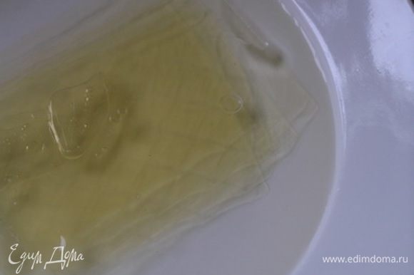 Листы желатина замочить в холодной воде на 10 минут (см. инструкцию)