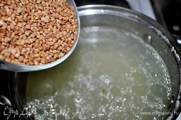 В кипящий бульон засыпать гречку(предварительно промыть и подсушить)варить 15-18 минут,до готовности.