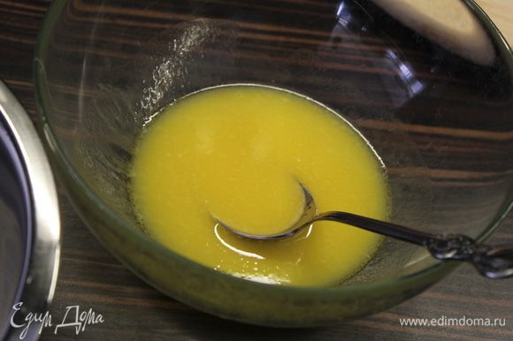 Желтки растереть с лимонным соком и растительным маслом...