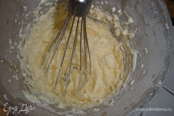 Масло взбить с пудрой и солью в белую пышную массу.