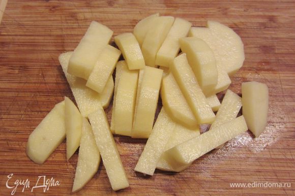 Нарежьте оставшийся картофель как для жарки и положите в кастрюлю