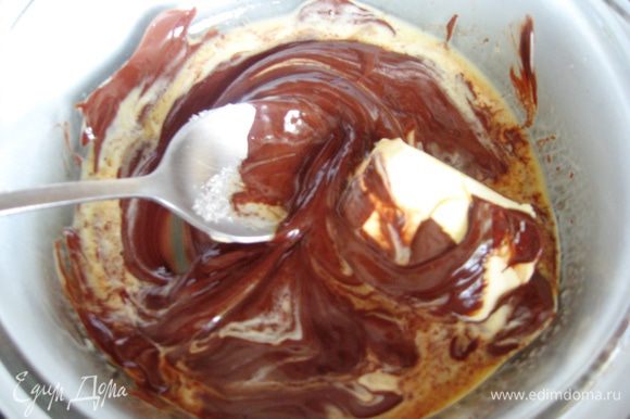 Шоколад растапливаем с маслом на водяной бане.