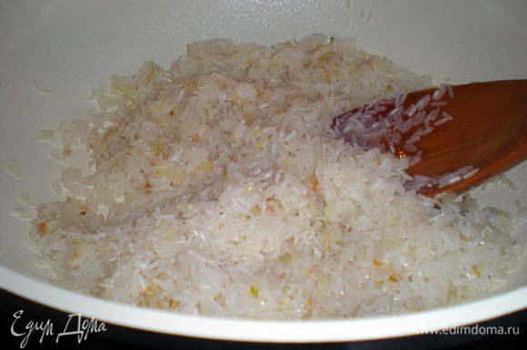 Добавить рис и потушить его немного с луково-чесночной смесью.Буквально до прозрачного состояния риса.