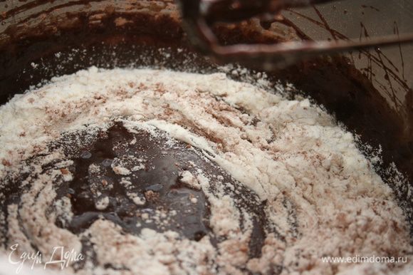 Добавляем шоколад к взбитым яйцами интенсивно перемешиваем, чтобы шоколад не осел на дне. Затем просеиваем муку с какао в смесь и аккуратно смешиваем, избавляясь от комочков. Шоколадный слой готов.