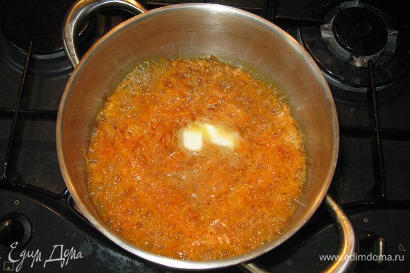 В небольшом количестве воды с добавлением сливочного масла варить минут 15тёртую на мелкой тёрке морковь. Затем всыпать медленно манную крупу и варить ещё минут 10. Если масса сразу превратилась в пюре-подлейте воды. Остудите смесь