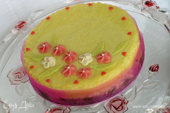 За час до подачи переложить торт в холодильник, украсить по желанию. У меня марципановые цветочки и листья http://www.edimdoma.ru/recipes/39390, а также кондитерская посыпка в виде сердечек.