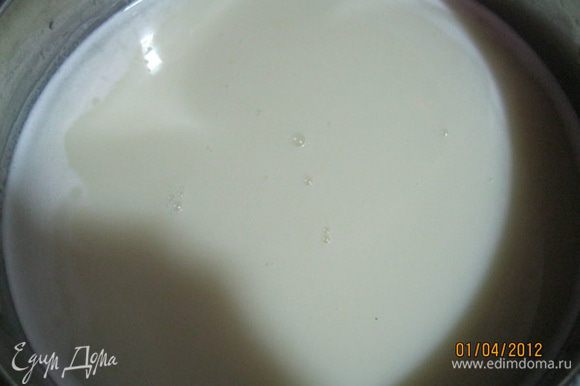 Процеживаем через марлю, жмых в сторону, а молоко на огонь, довести до кипения и варить минут 15-20. Молоко готово. У меня получился ~ 1 литр 300грамм. Из этого молока я делала постные блинчики.