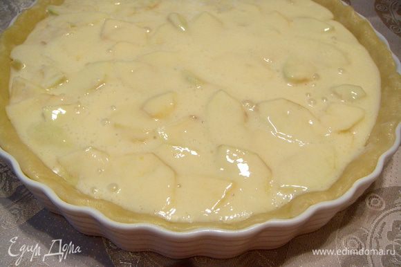 Полученным кремом залить яблоки и отправить пирог в разогретую до 180°C духовку на 45 минут.