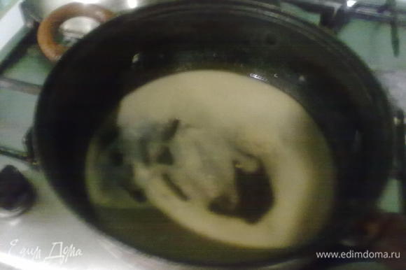 На сухой сковороде обжариваем до золотистого цвета муку с 2-мя ст.л. растительного(или сливочного) масла