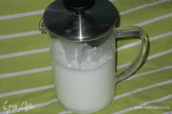 во взбивателе для молочной пены 1-2 минуты взбивать горячее молоко