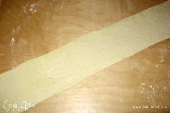 Из первой части сделать колбаску. Раскатать колбаску в полоску шириной 8-9 см (и длиной около 80 см).